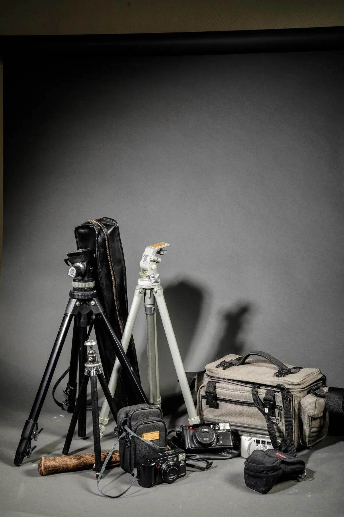 Assorted photography equipment. In a bag: three compact film - Lot 92