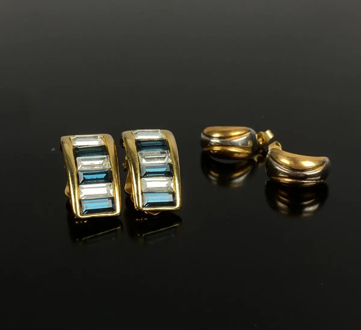 Pair of ear clips in gilded metal with alternating blue and - Lot 146