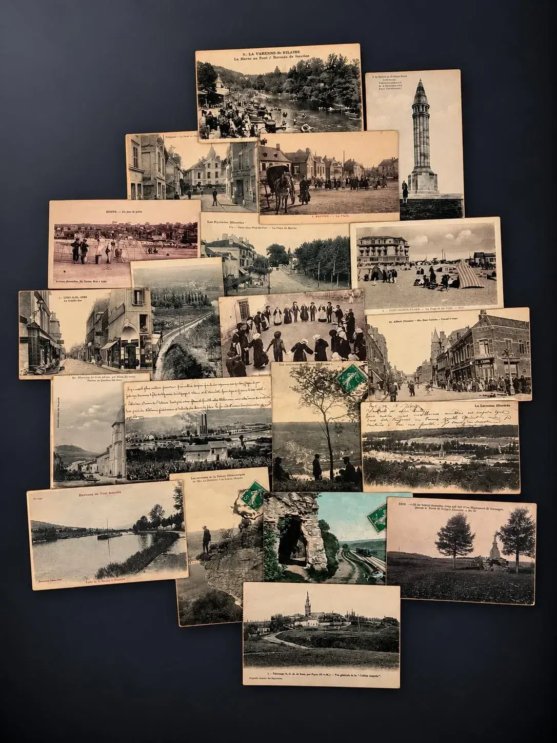 A box of postcards containing approximately 550 cards on var - Lot 113