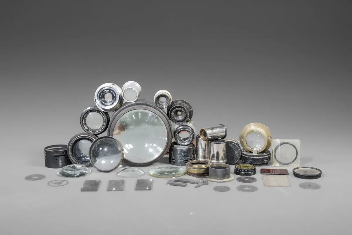 In a box, a set of various lenses and glass elements, includ - Lot 96