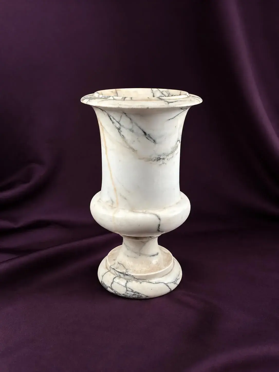 Medici Vase in white marble with gray veining - Lot 94