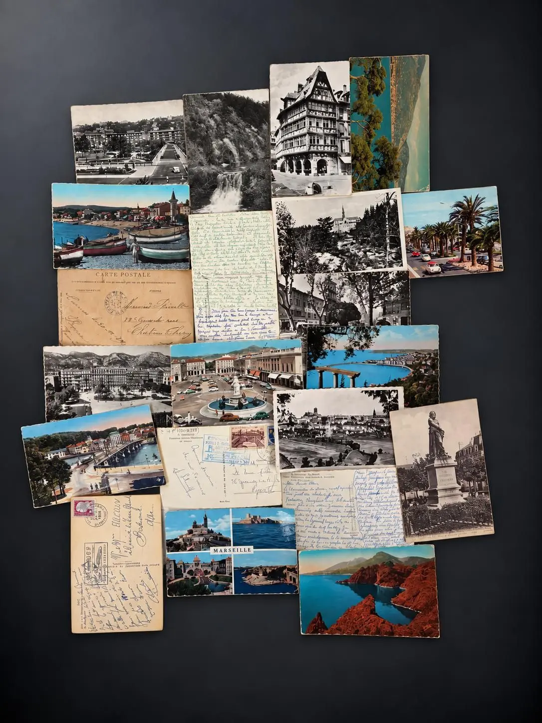 A box of postcards containing approximately 550 cards on var - Lot 115