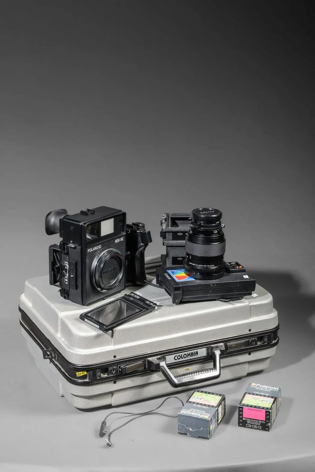 In the case: a Polaroid 600 SE camera with a Mamiya 5.6/150 - Lot 81