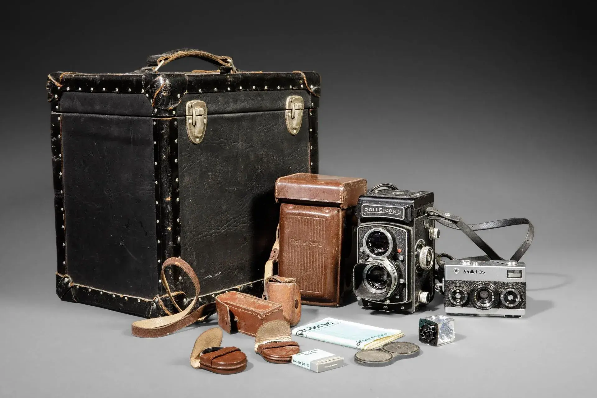 In a case, a set of two Rollei cameras. - Lot 61
