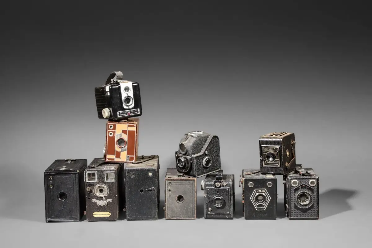 A collection of eleven assorted cameras in their current con - Lot 59