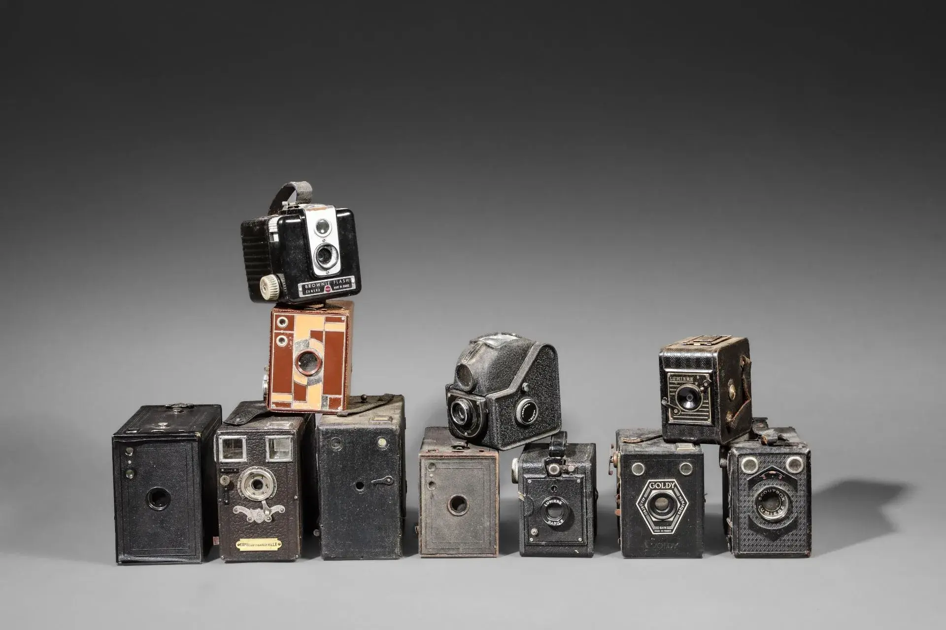 A collection of eleven assorted cameras in their current con - Lot 59