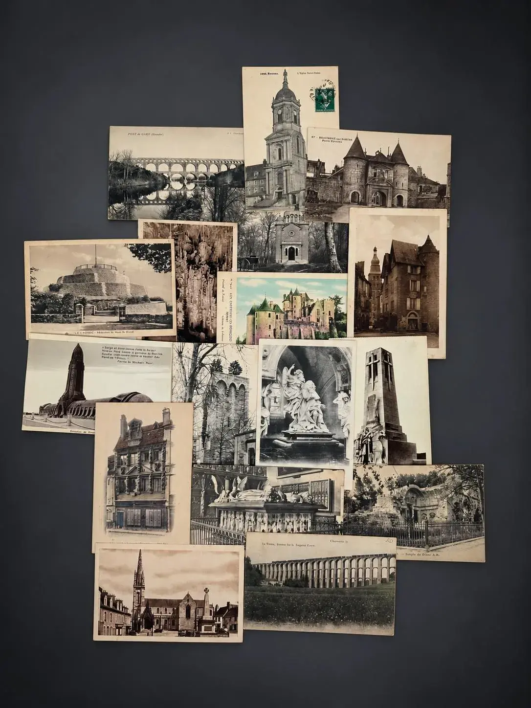 A box of postcards containing approximately 600 cards on var - Lot 114