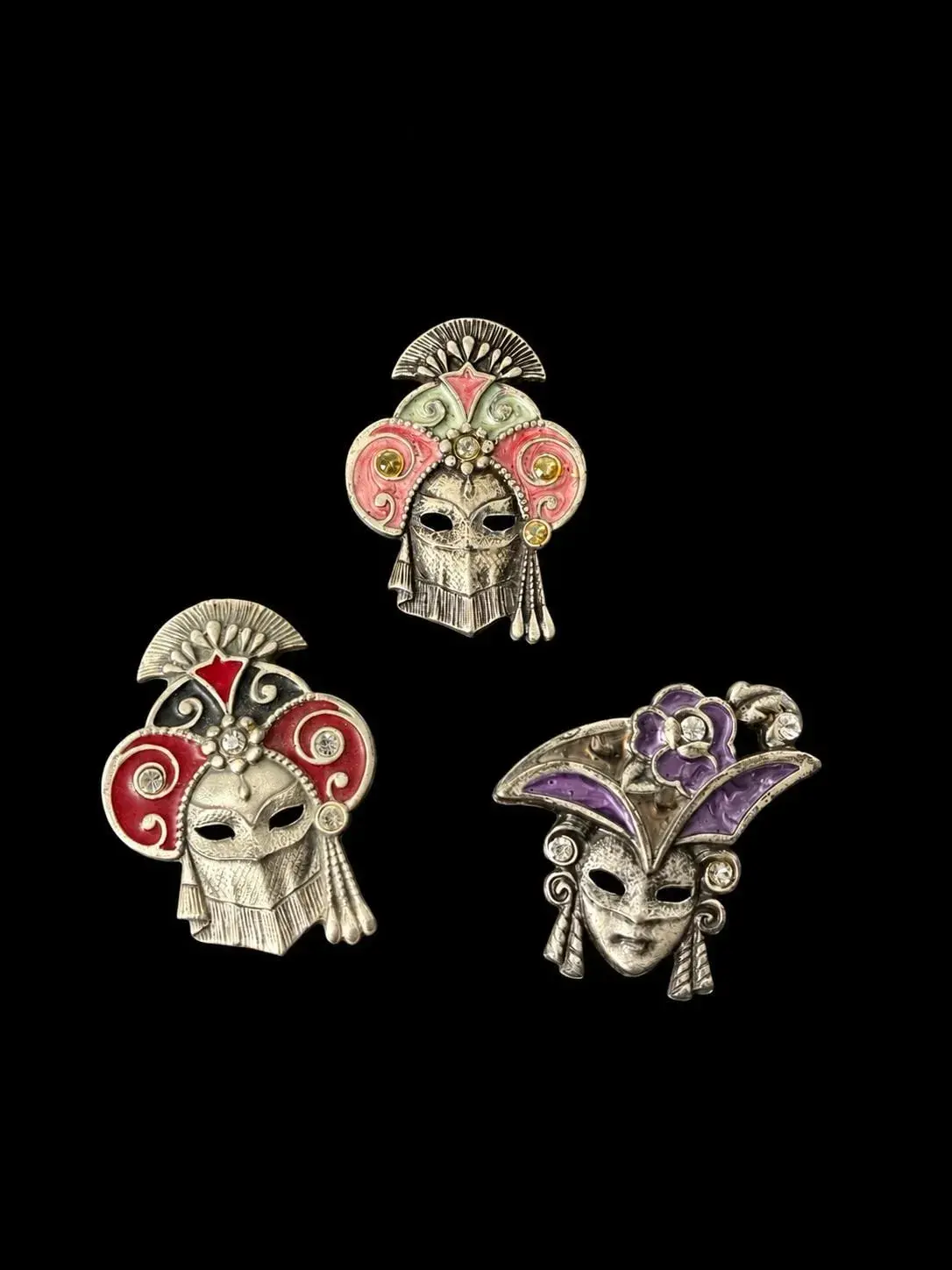 Three brooches shaped like female masks, enameled in pink, p - Lot 33