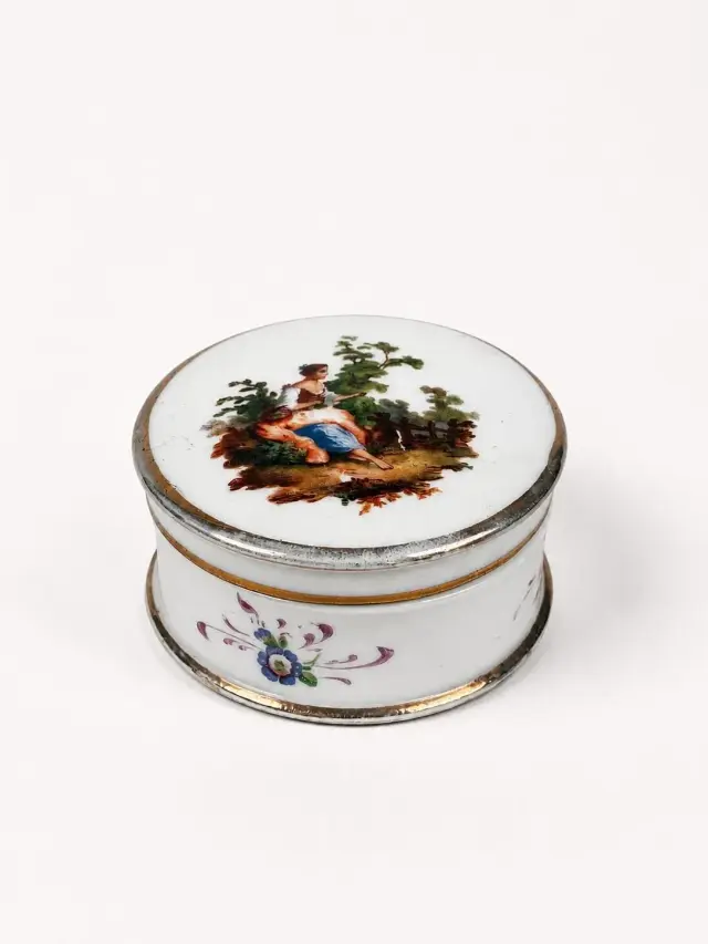 White porcelain ointment jar with polychrome enamel decorati - Lot 74