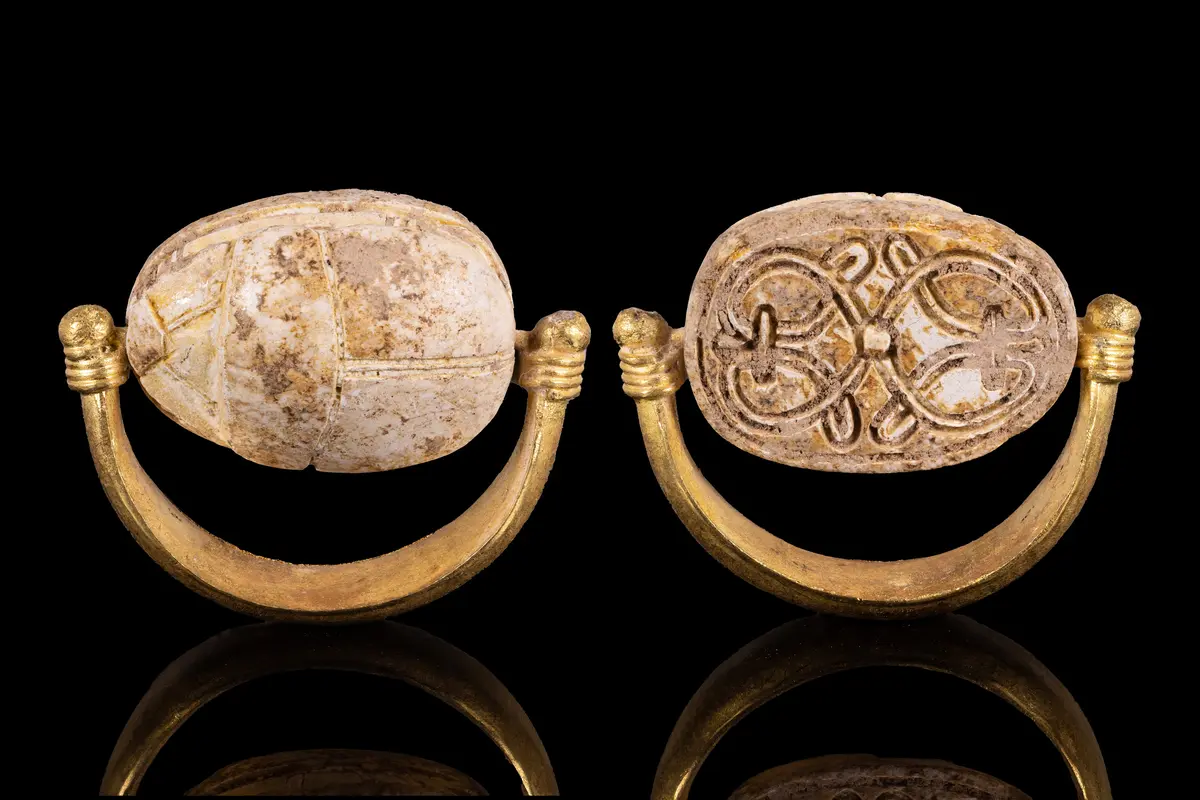 EGYPTIAN GOLD SWIVEL RING WITH STEATITE SCARAB ENGRAVED WITH FLORAL MOTIF