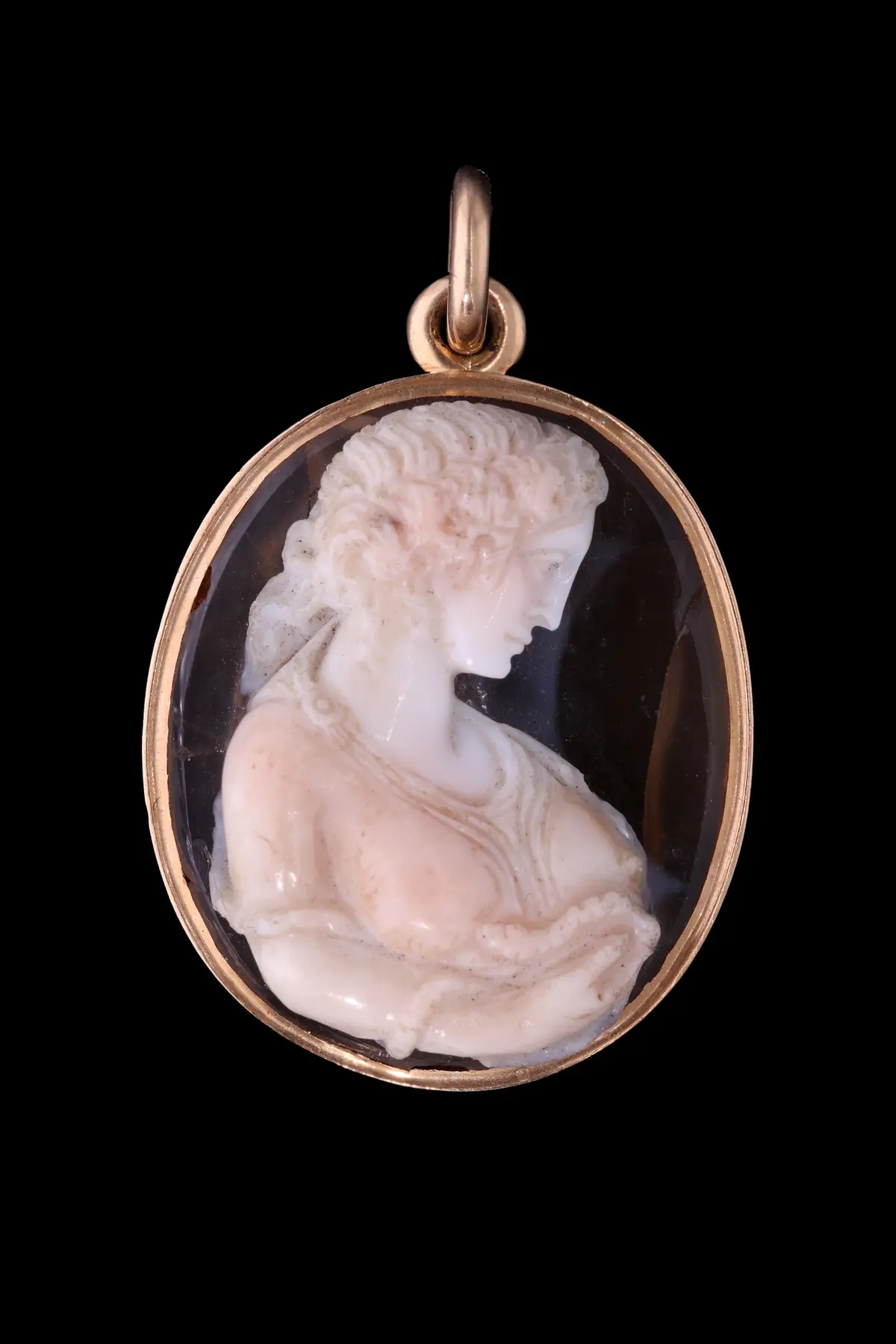 ROMAN AGATE CAMEO OF CLEOPATRA IN GOLD PENDANT