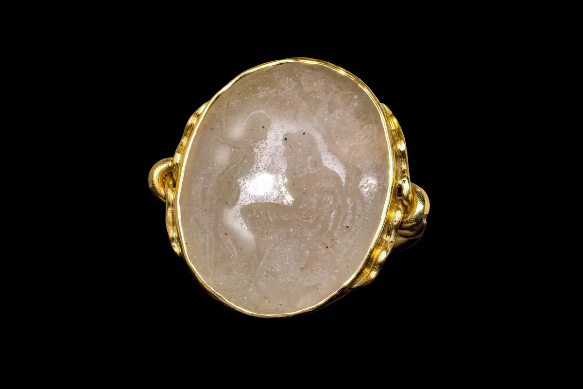 ROMAN CHALCEDONY INTAGLIO OF THE RAPE OF PROSERPINA IN GOLD RING
