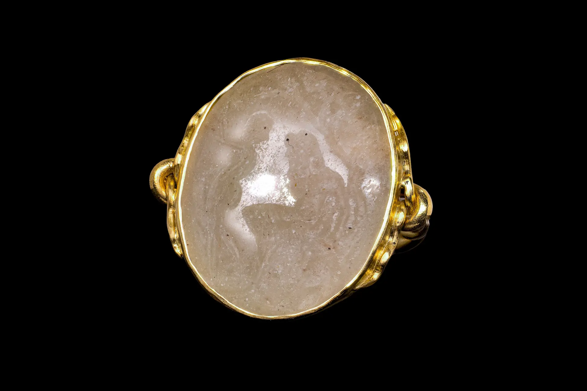 ROMAN CHALCEDONY INTAGLIO OF THE RAPE OF PROSERPINA IN GOLD RING