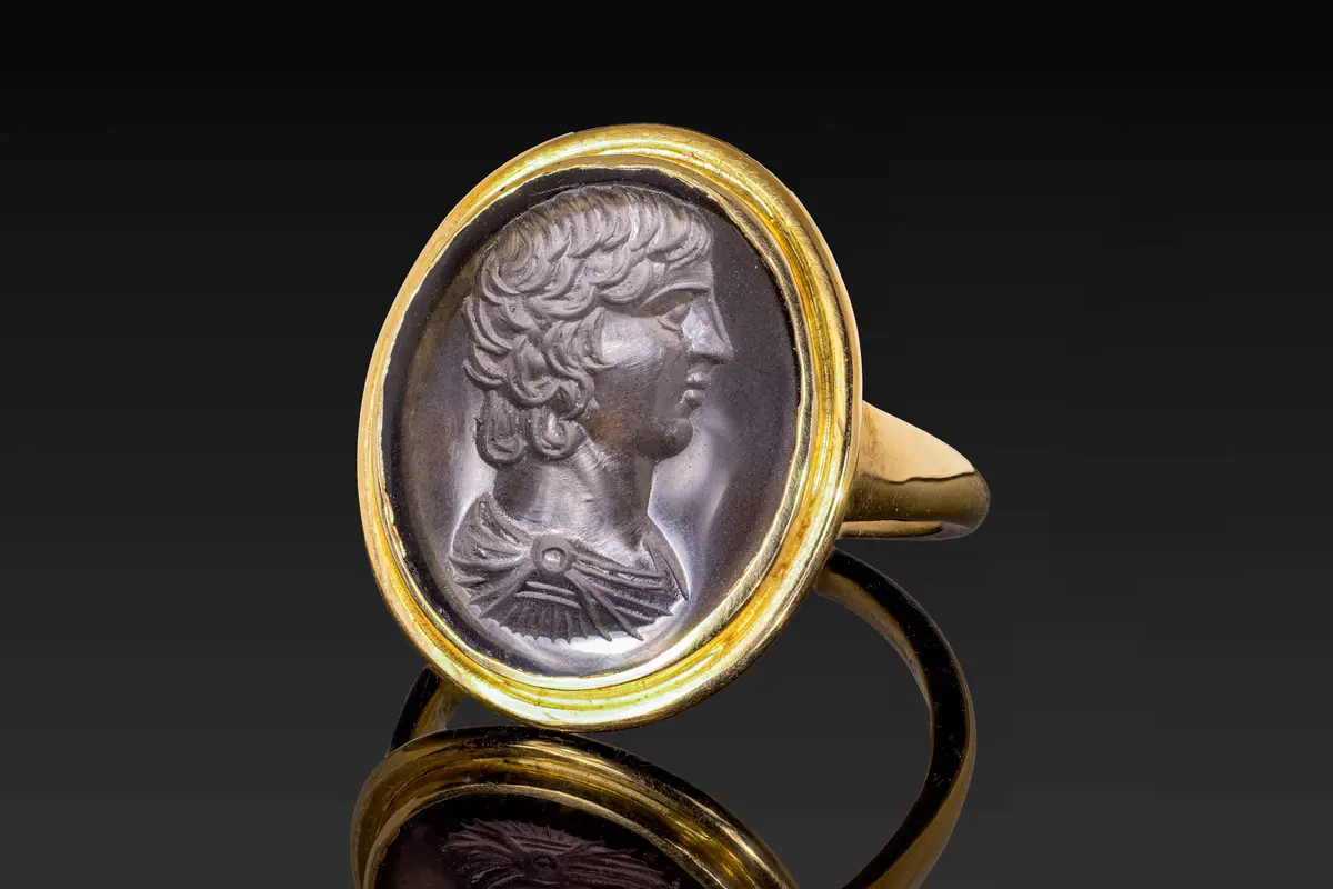 LATE ROMAN ROCK CRYSTAL INTAGLIO OF PRINCEPS IN GOLD RING