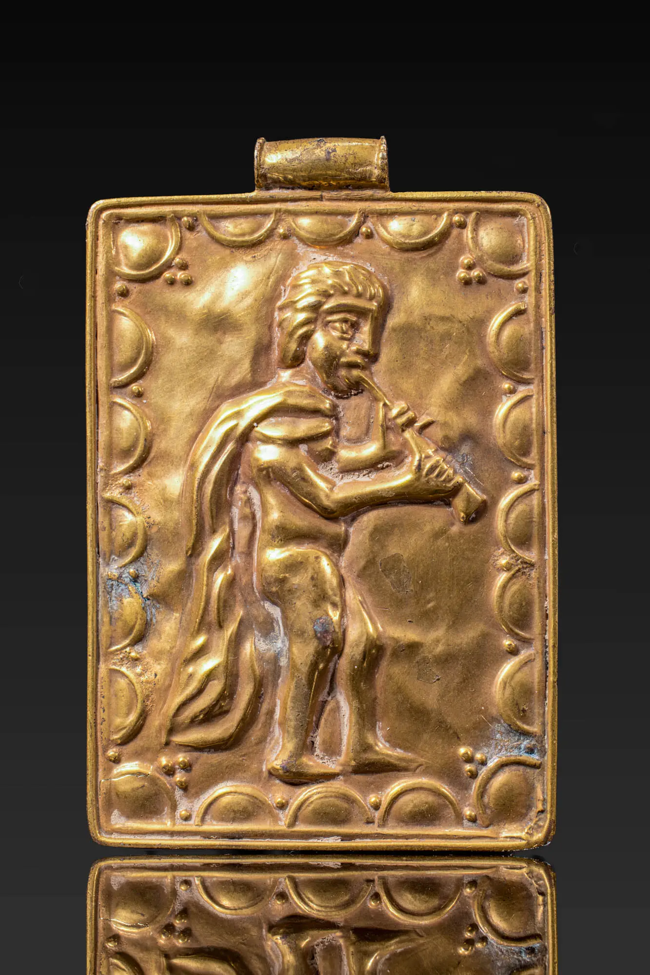 PARTHIAN GOLD PENDANT WITH A MUSICIAN