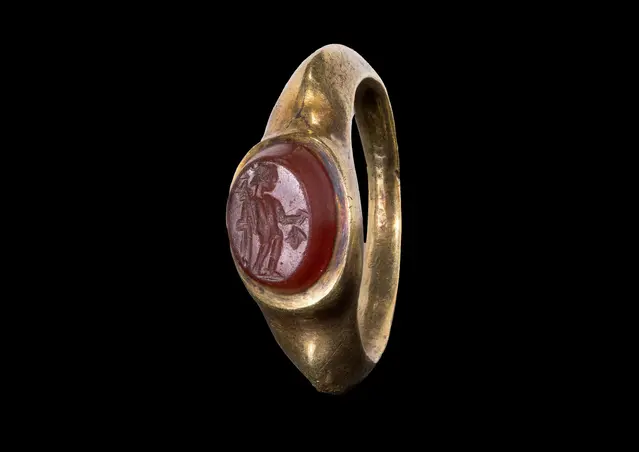 ROMAN SPINEL INTAGLIO DEPICTING CRAB IN GOLD RING