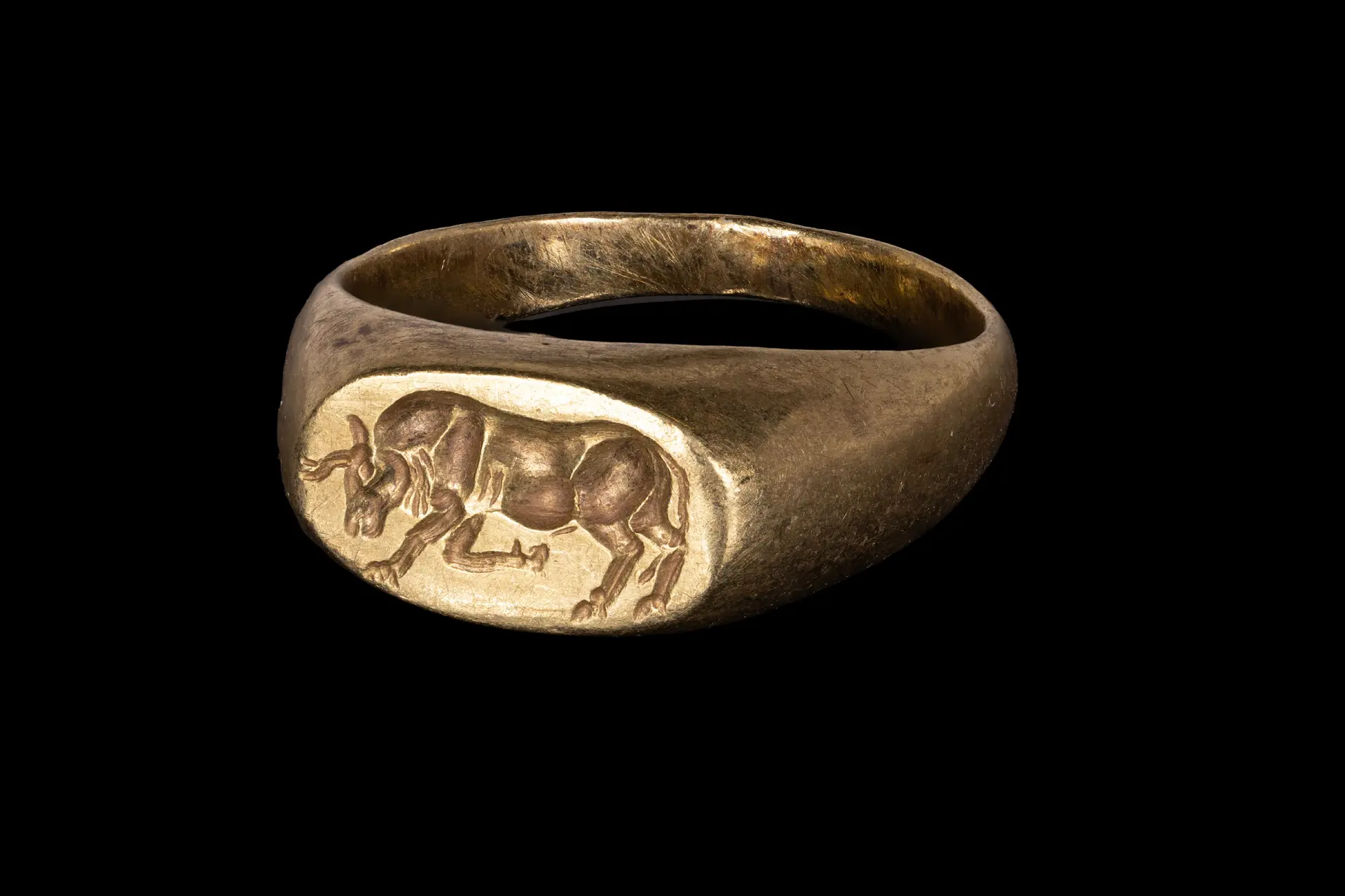 ANCIENT GREEK GOLD RING ENGRAVED WITH A BULL