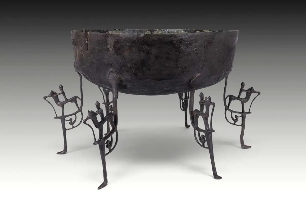 LATE VILLANOVAN AND ETRUSCAN BRONZE BASIN WITH FIGURAL LEGS