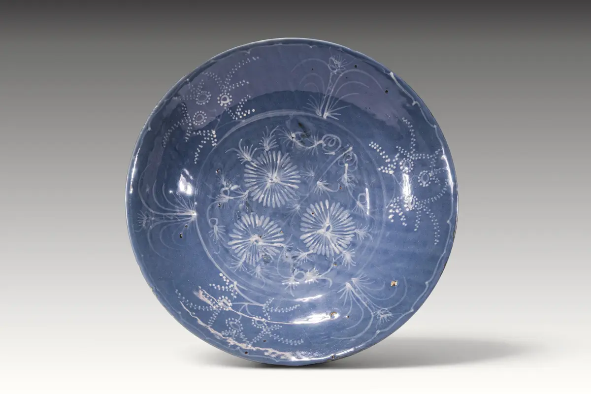 CHINESE SWATOW SLIP-DECORATED BLUE GLAZE CHARGER