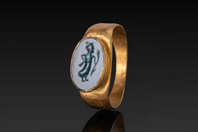ROMAN BLOODSTONE INTAGLIO OF A GODDESS IN HIGH KARAT GOLD RING