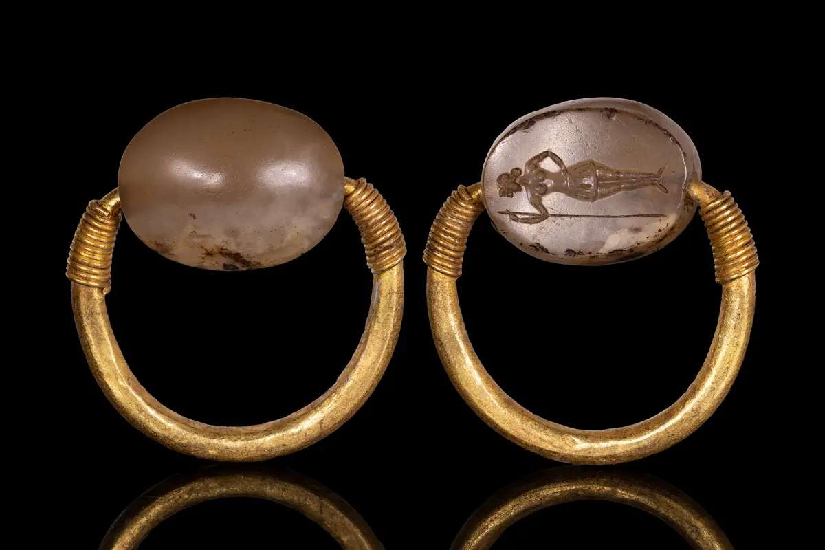 GREEK GOLD SWIVEL RING WITH AGATE SCARAB ENGRAVED WITH APHRODITE VICTRIX