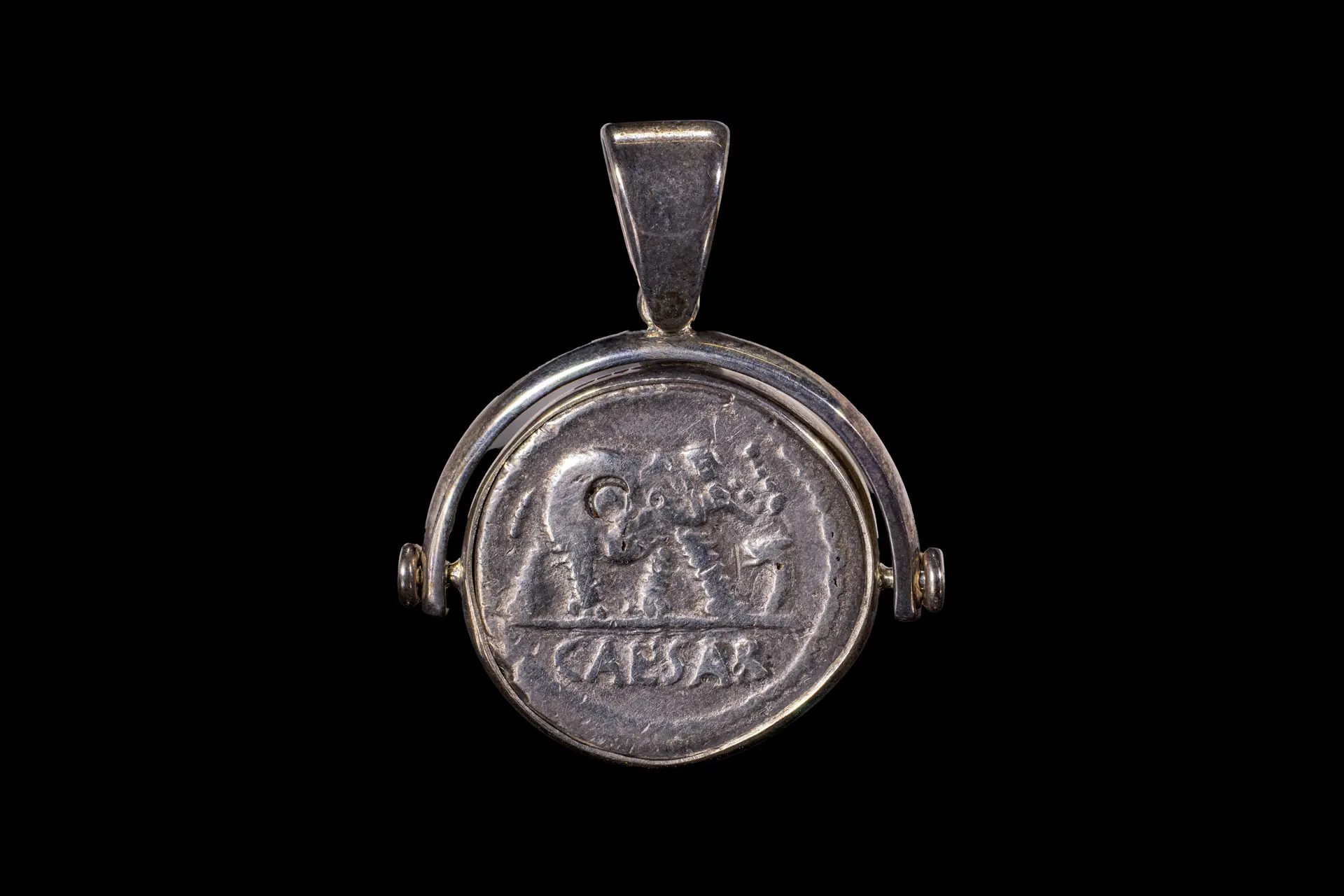 ROMAN SILVER DENARIUS OF JULIUS CAESAR IN SILVER PENDANT