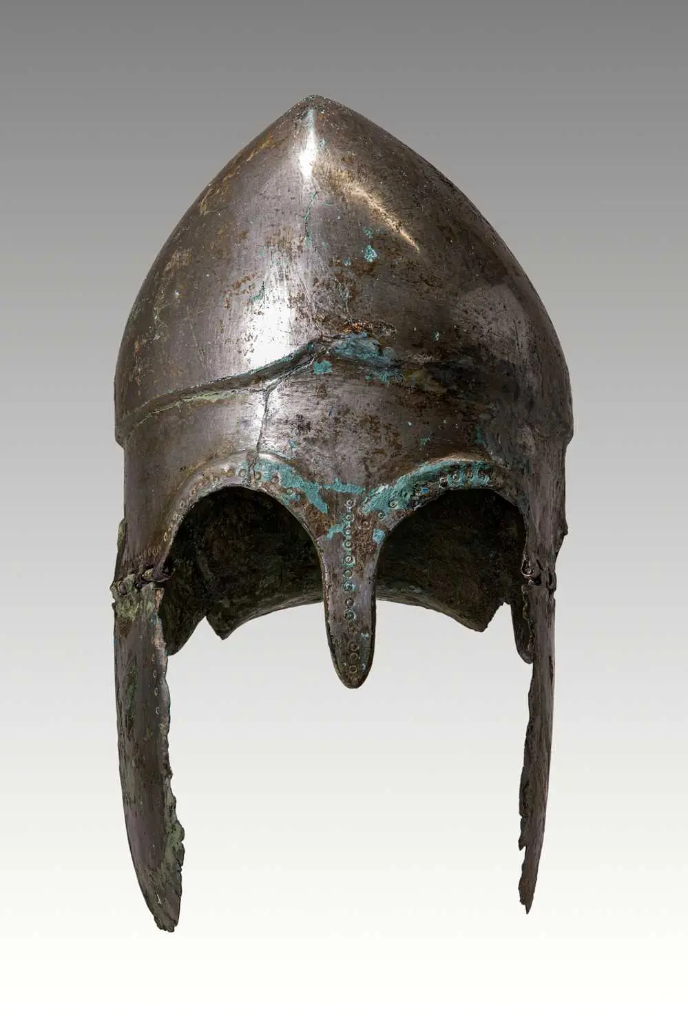 LARGE CHALCIDIAN BRONZE HELMET WITH CHEEKPIECES
