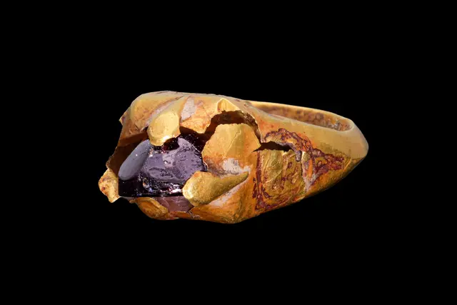 LARGE SELJUK GOLD RING WITH GARNET CABOCHON
