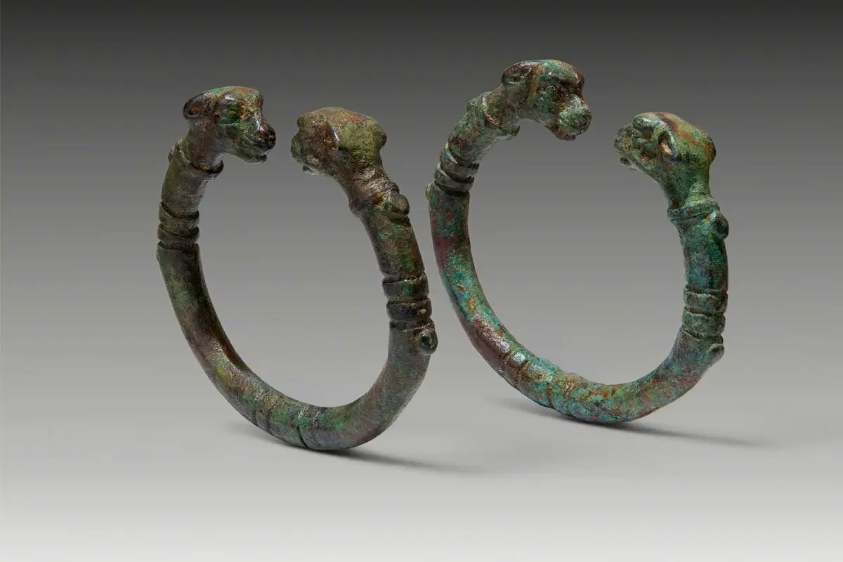 PAIR OF MESOPOTAMIAN BRONZE PENANNULAR BRACELETS WITH FELINE-HEAD TERMINALS