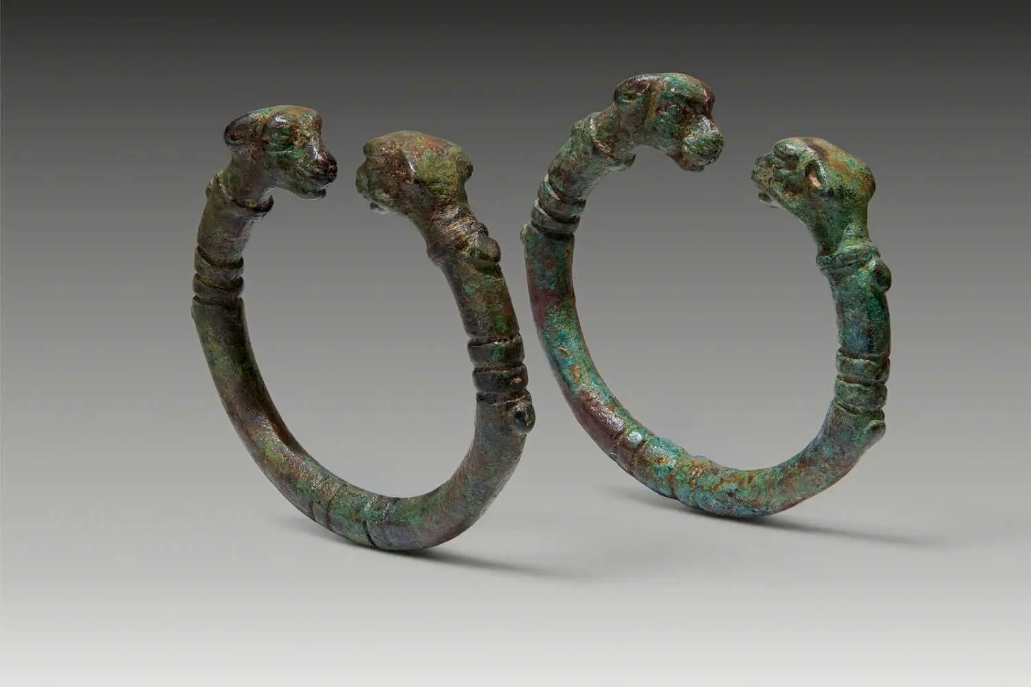 PAIR OF MESOPOTAMIAN BRONZE PENANNULAR BRACELETS WITH FELINE-HEAD TERMINALS