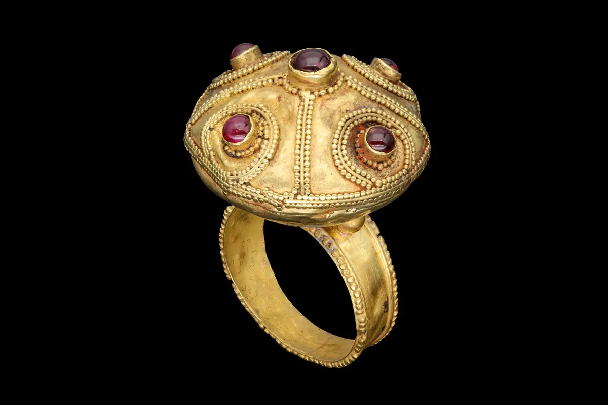 RARE BYZANTINE GOLD DOMED RING WITH FIVE GARNET CABOCHONS