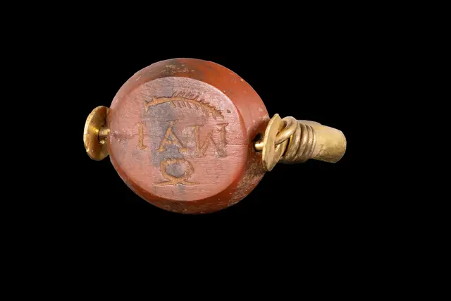 GREEK RED JASPER INTAGLIO WITH 'IAW' INSCRIPTION IN GOLD RING