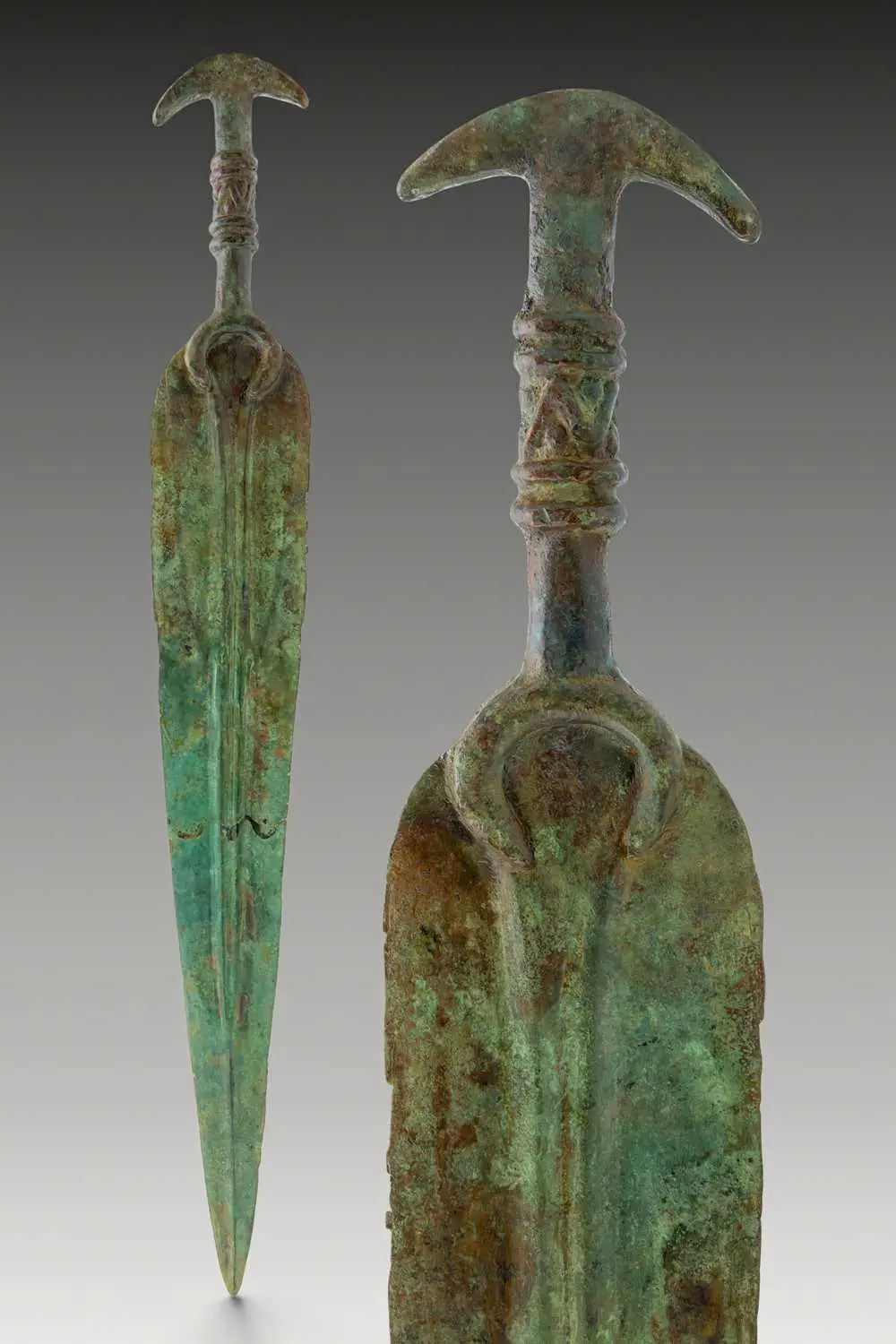 BRONZE AGE / EARLY GREEK PERIOD DAGGER WITH CRESCENT POMMEL