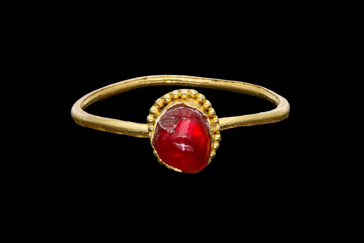 BYZANTINE GOLD RING WITH GARNET