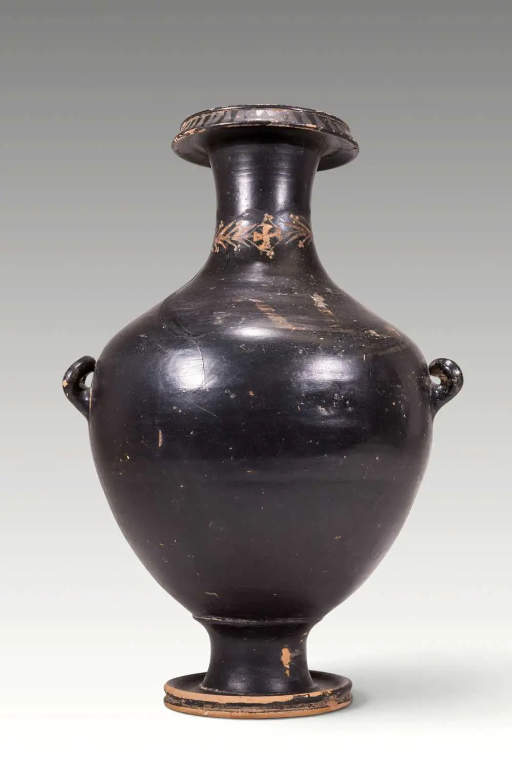 RARE GNATHIAN HYDRIA WITH FLOWER DECORATION