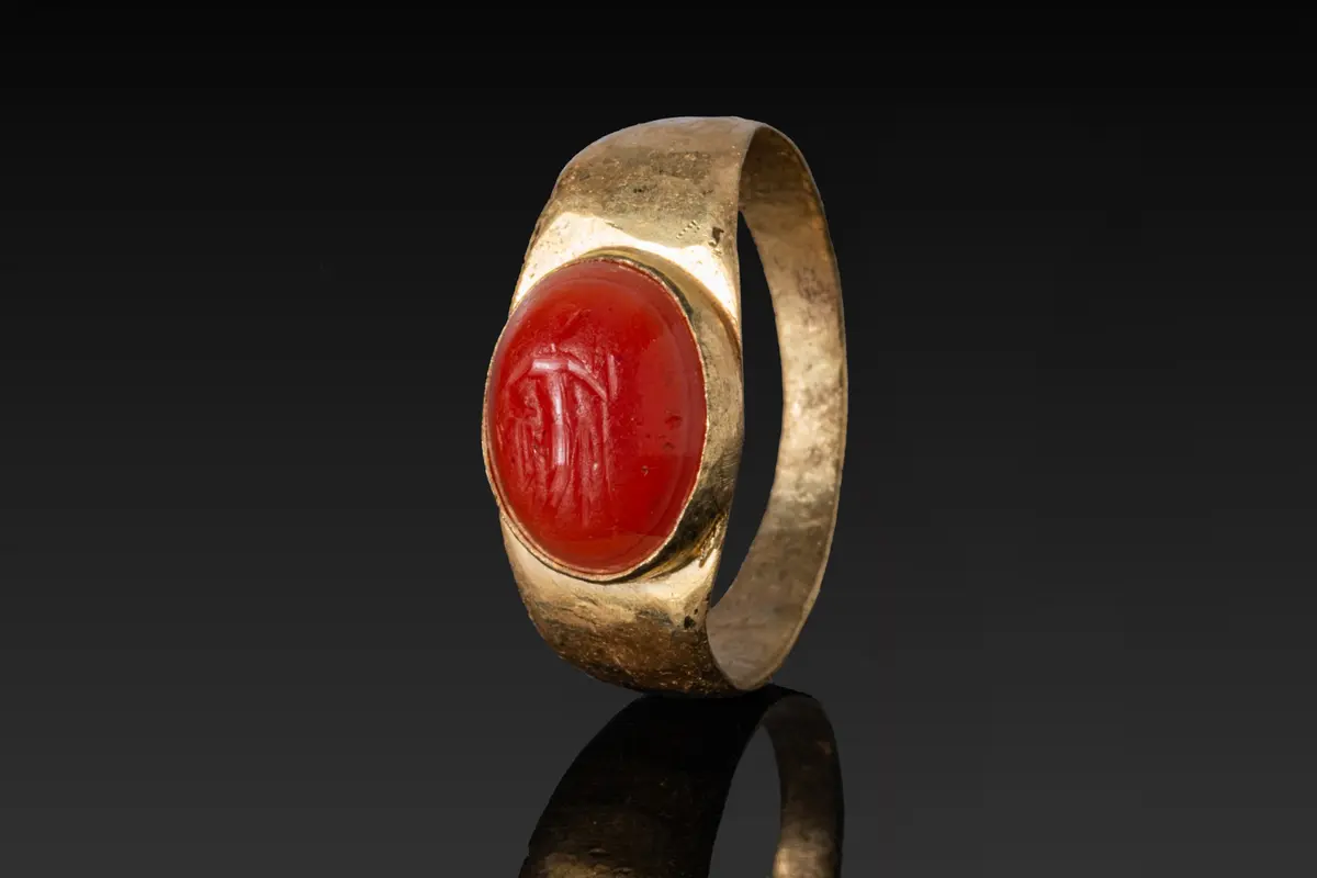 ROMAN AGATE INTAGLIO OF A STANDING GOD IN HIGH KARAT GOLD RING