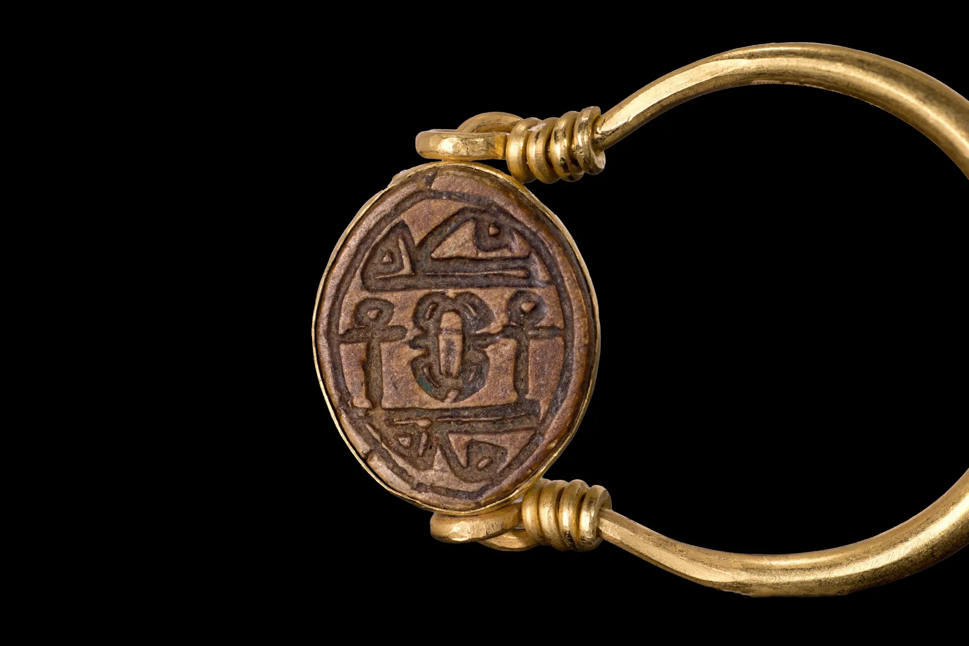 PHOENICIAN STEATITE SCARABOID IN GOLD RING