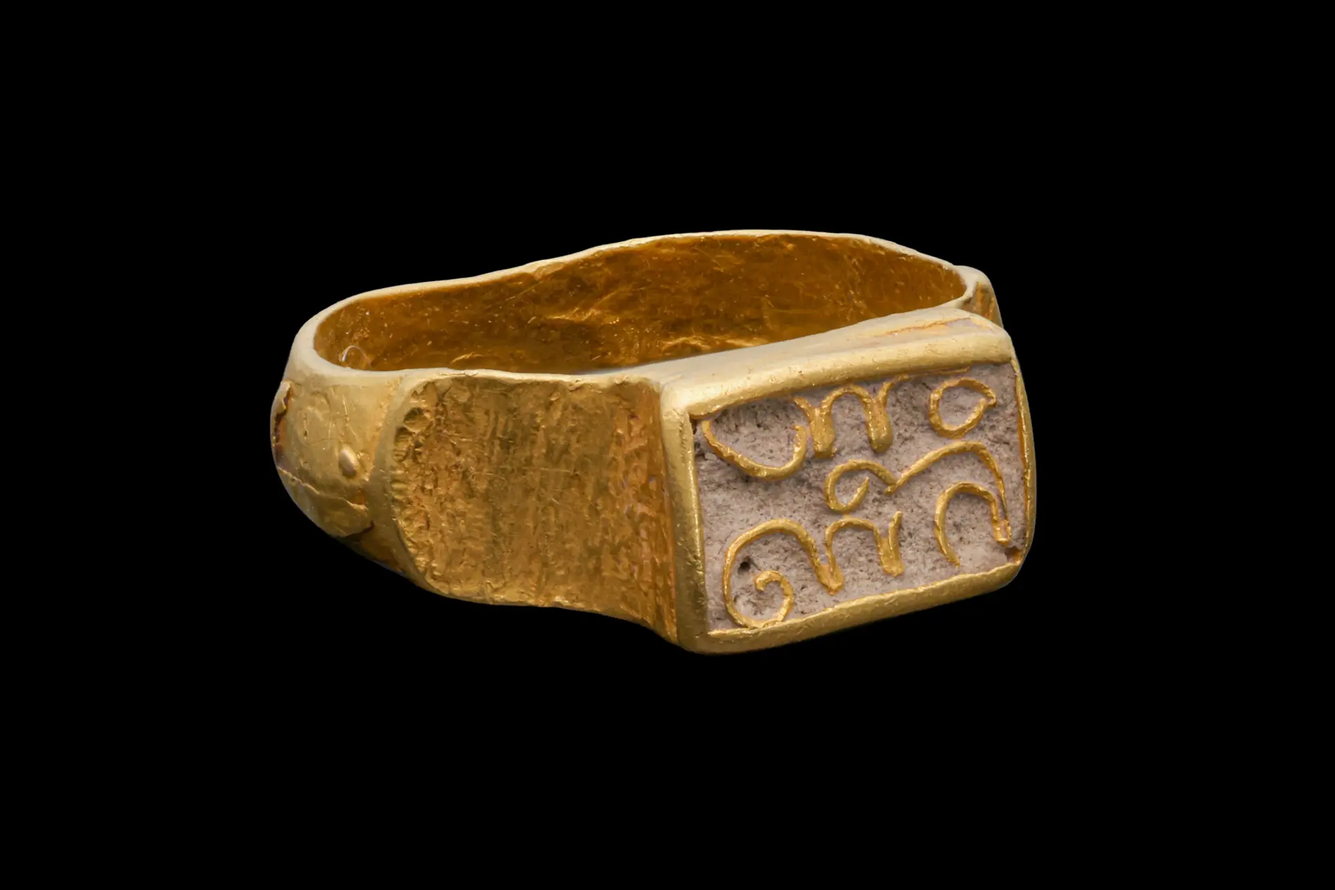 UMAYYAD GOLD HEAVY RING WITH INSCRIPTION