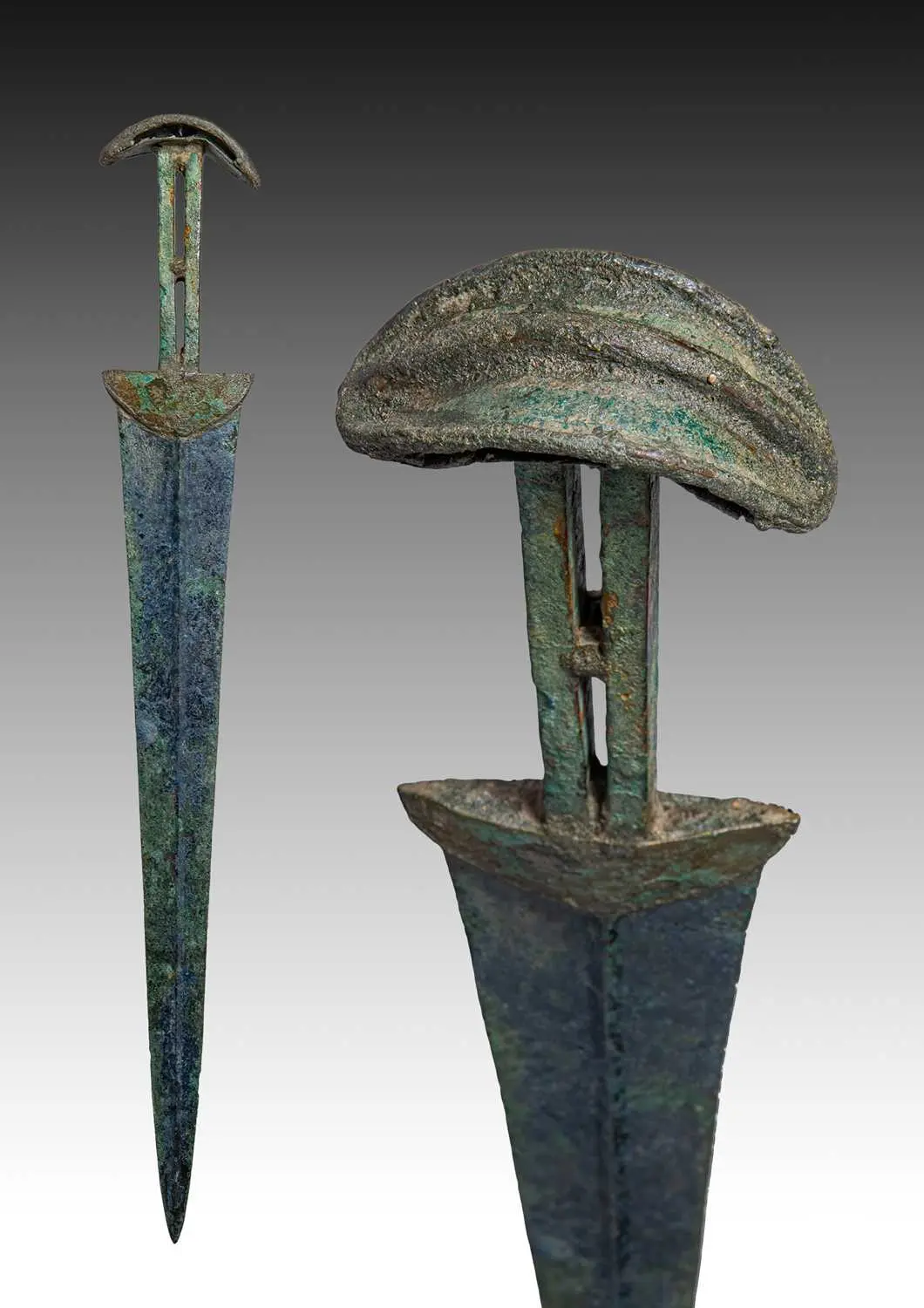 HITTITE BRONZE SWORD WITH HOOD-SHAPED POMMEL