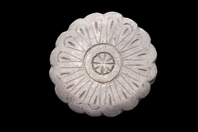 LATE MEDIEVAL SILVER RING WITH FLOWER-SHAPED BEZEL