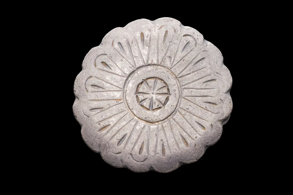 LATE MEDIEVAL SILVER RING WITH FLOWER-SHAPED BEZEL