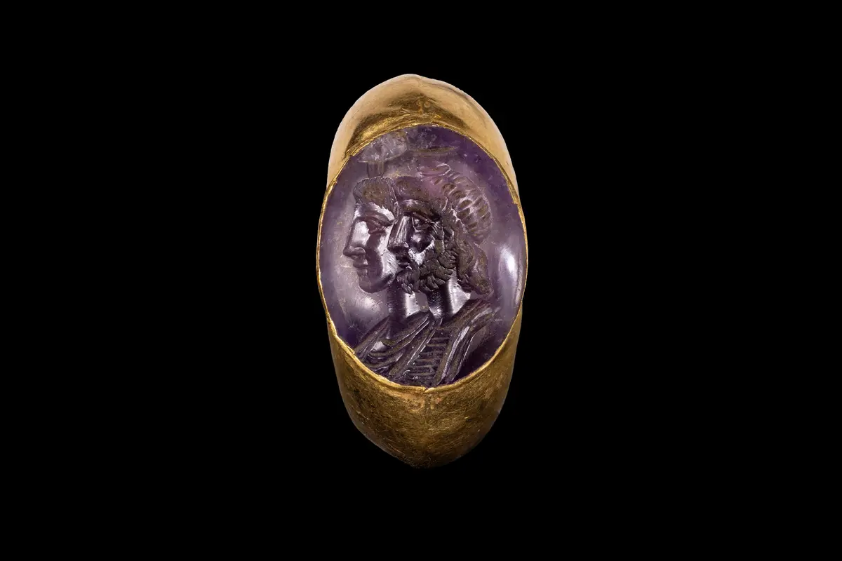 STUNNING ROMAN AMETHYST INTAGLIO OF A CAPITA IUGATA WITH SERAPIS IN GOLD RING