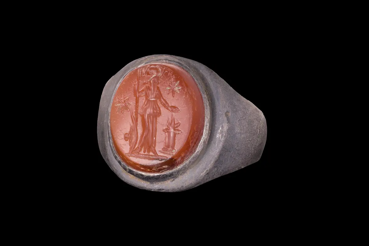 ROMAN CARNELIAN INTAGLIO OF MINERVA IN SILVER RING