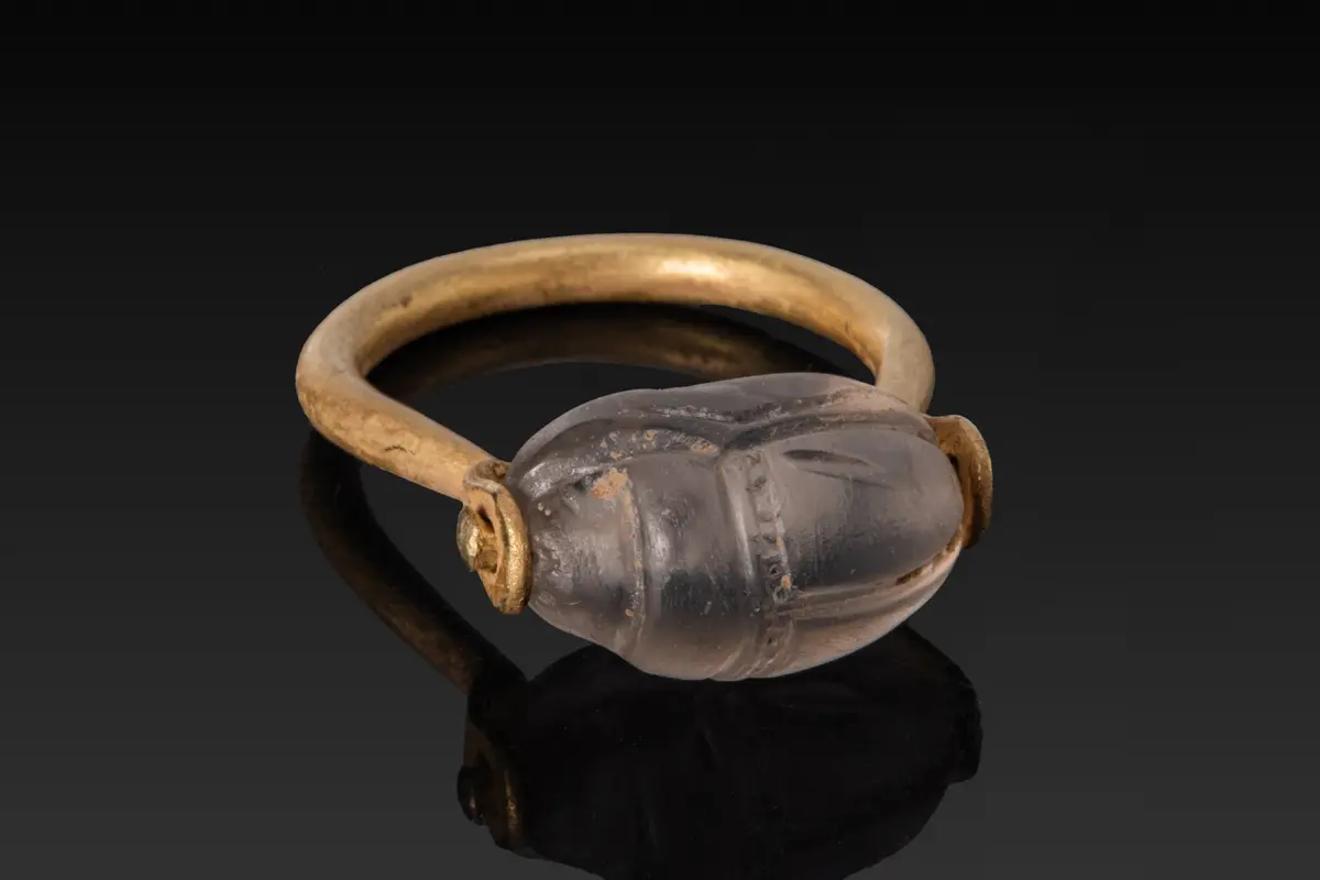 RARE GREEK QUARTZ SCARAB WITH A BULL IN HIGH KARAT GOLD SWIVEL RING