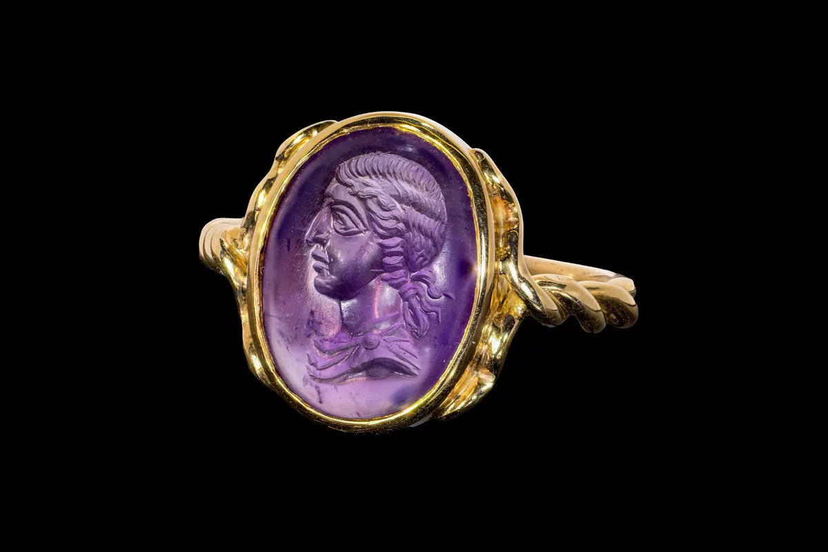 STUNNING ROMAN AMETHYST INTAGLIO OF VENUS VICTRIX IN GOLD RING