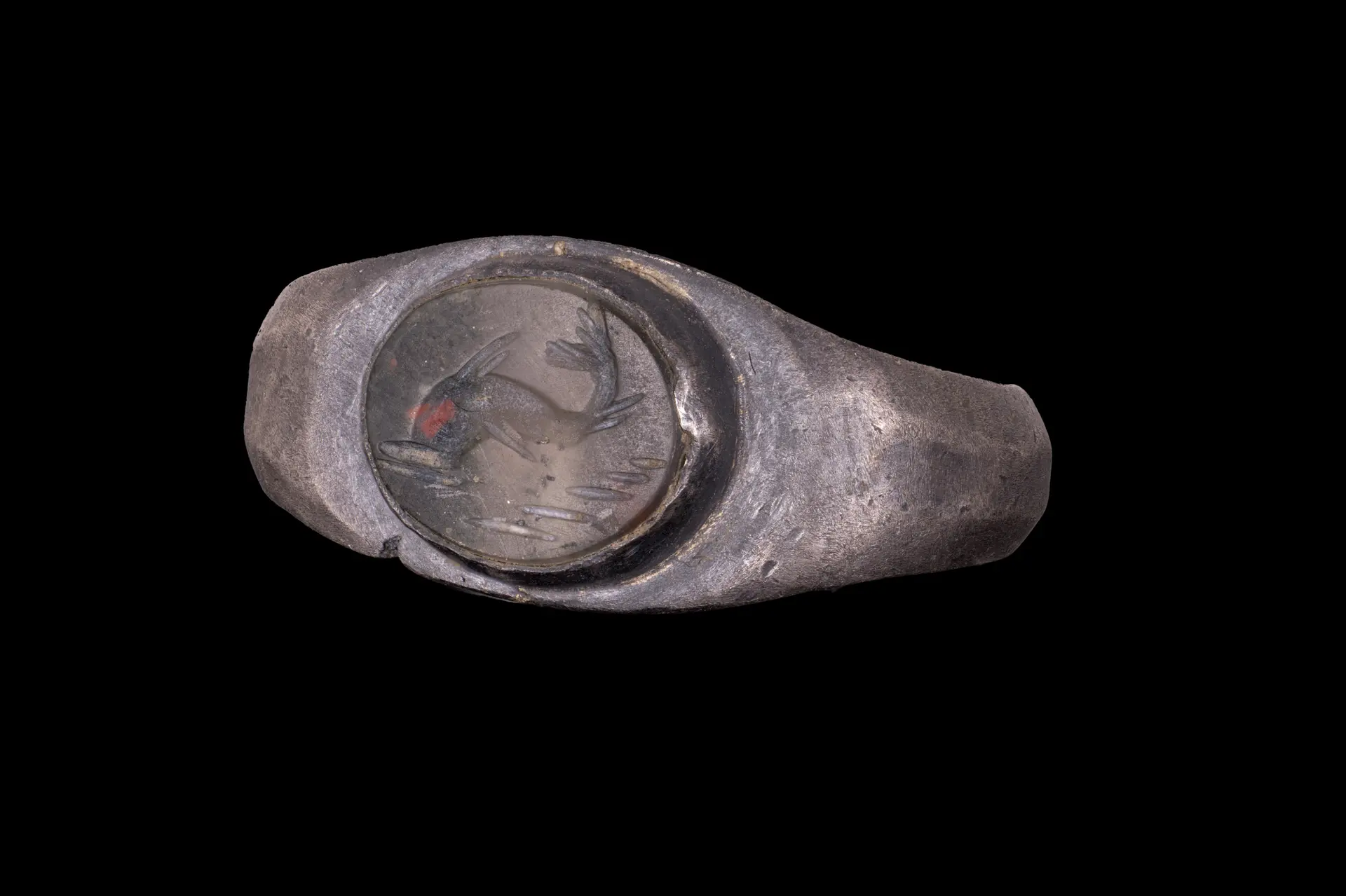 ROMAN STONE INTAGLIO OF A DOLPHIN IN SILVER RING