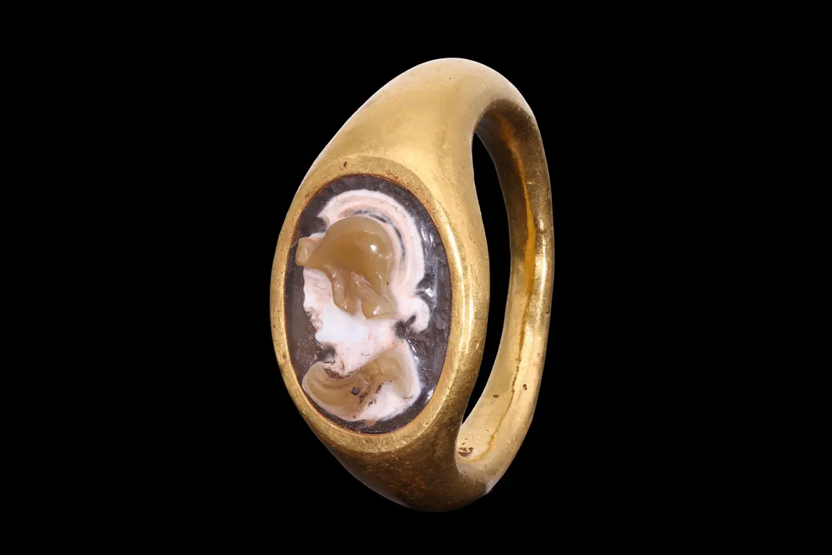 ROMAN GOLD RING WITH AGATE CAMEO OF HOPLITE
