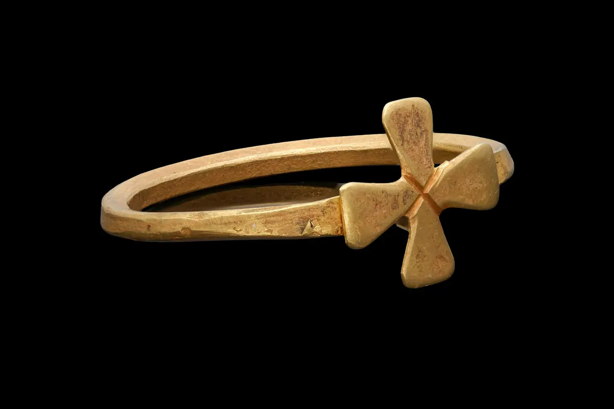 BYZANTINE GOLD RING WITH CROSS-SHAPED BEZEL