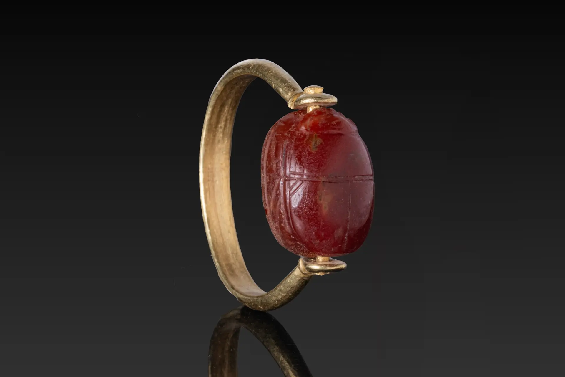 ETRUSCAN CARNELIAN SCARAB WITH HELIOS IN HIGH KARAT GOLD SWIVEL RING