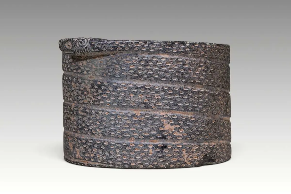 STUNNING BACTRIAN CHLORITE BOWL WITH COILED SNAKE DECORATION